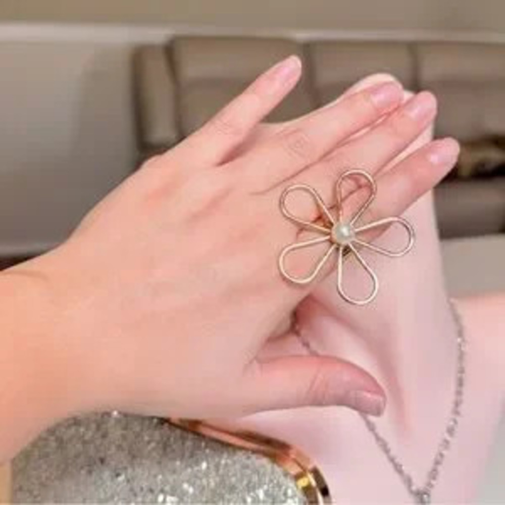 ?? Elegant Gold Flower Ring